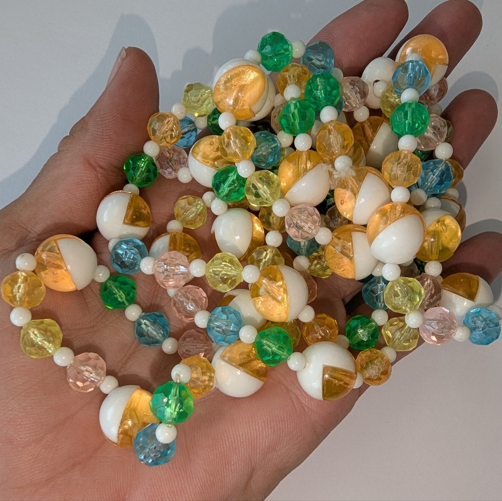 VTG PLASTIC PUZZLE PIECE BEAD 52" FLAPPER NECKLACE